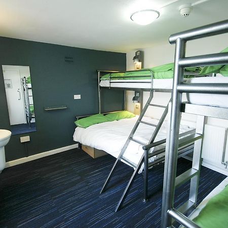 Yha Poppit Sands Hostel Cardigan Room photo