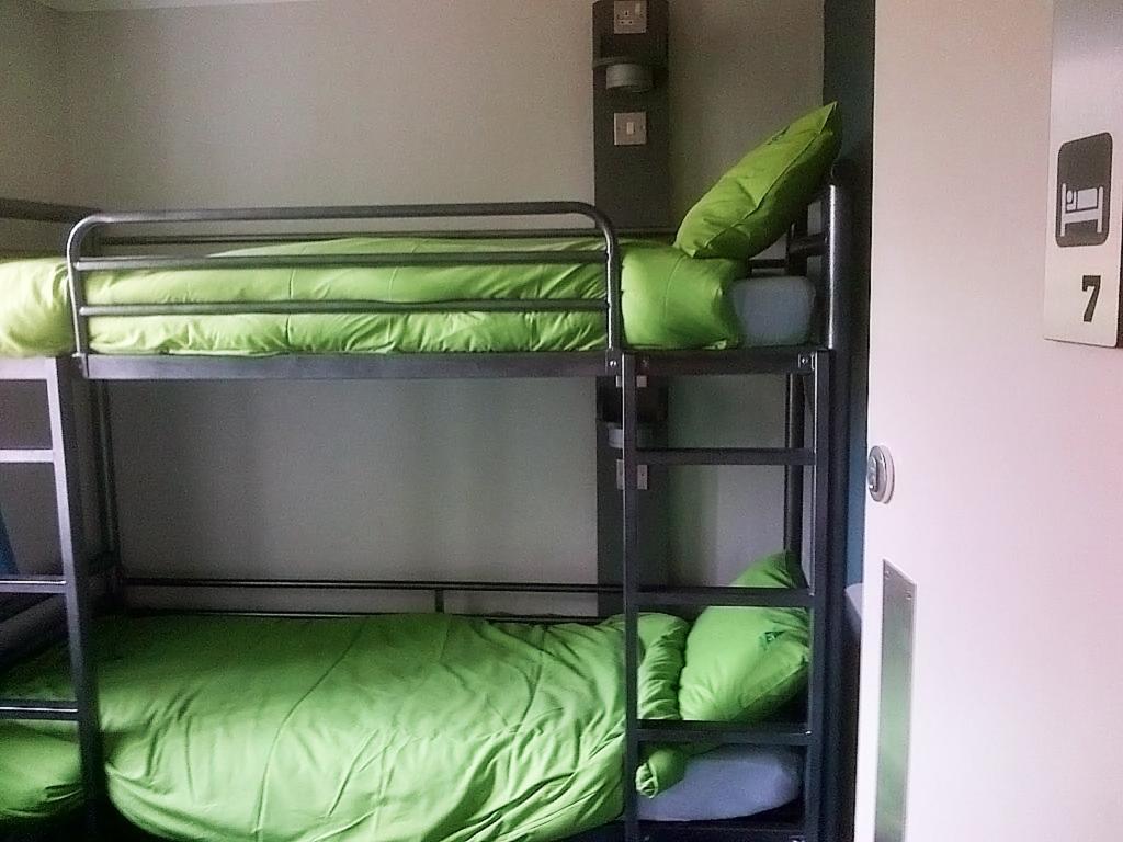 Yha Poppit Sands Hostel Cardigan Room photo