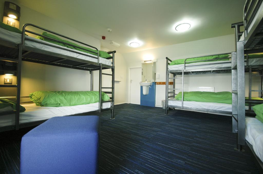 Yha Poppit Sands Hostel Cardigan Room photo