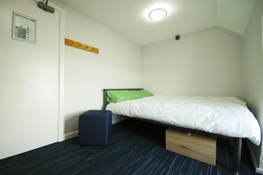 Yha Poppit Sands Hostel Cardigan Room photo