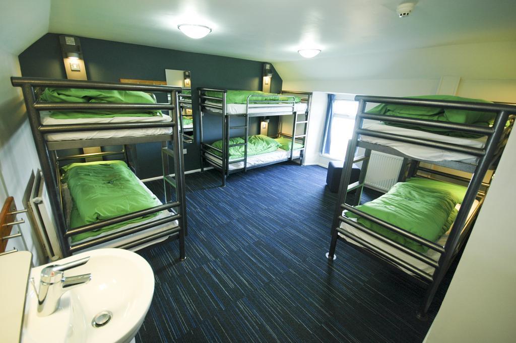 Yha Poppit Sands Hostel Cardigan Room photo