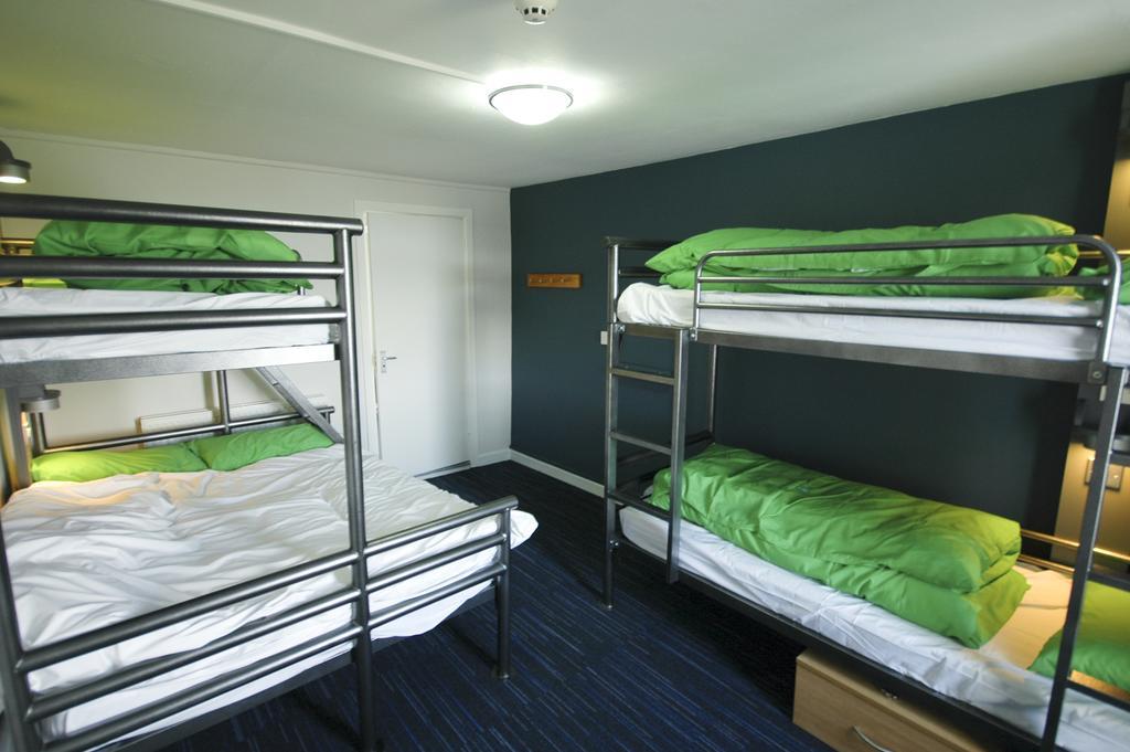 Yha Poppit Sands Hostel Cardigan Room photo