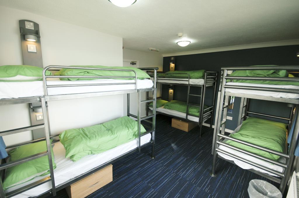 Yha Poppit Sands Hostel Cardigan Room photo