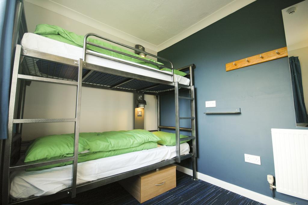 Yha Poppit Sands Hostel Cardigan Room photo