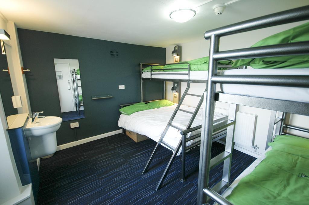 Yha Poppit Sands Hostel Cardigan Room photo